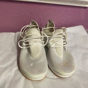 Nike lightweight white sneakers